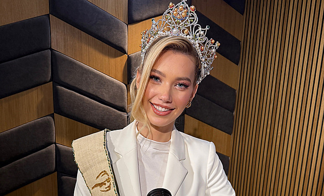 Prý jsme příbuzní se slavným básníkem, říká Miss Natálie Puškinová v Rozstřelu