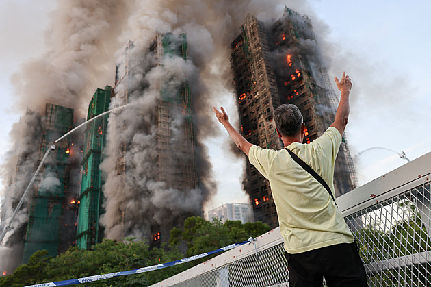 Inferno v obytném komplexu v Hongkongu. Lidé zůstali uvězněni, úřady hlásí mrtvé