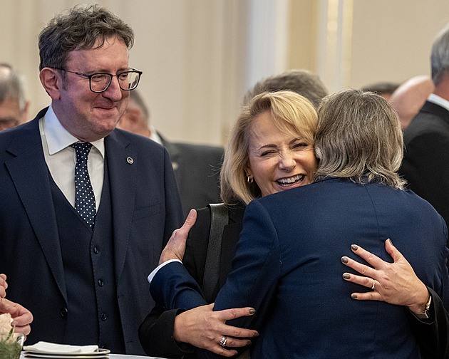 Krnáčová v objetí s Bémem. Primátoři a hejtmani si na Hradě připomněli vznik krajů