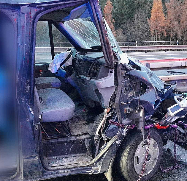 Nehoda kamionu a dodávky zablokovala D5, dva lidi museli vyprostit