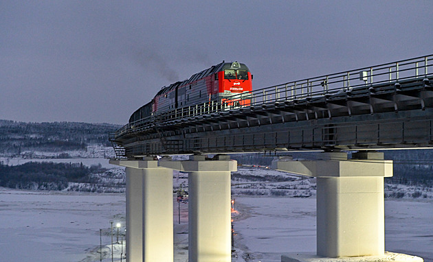 Železná páteř Ruska praská, v Putinově válečné ekonomice tiká dluhová bomba