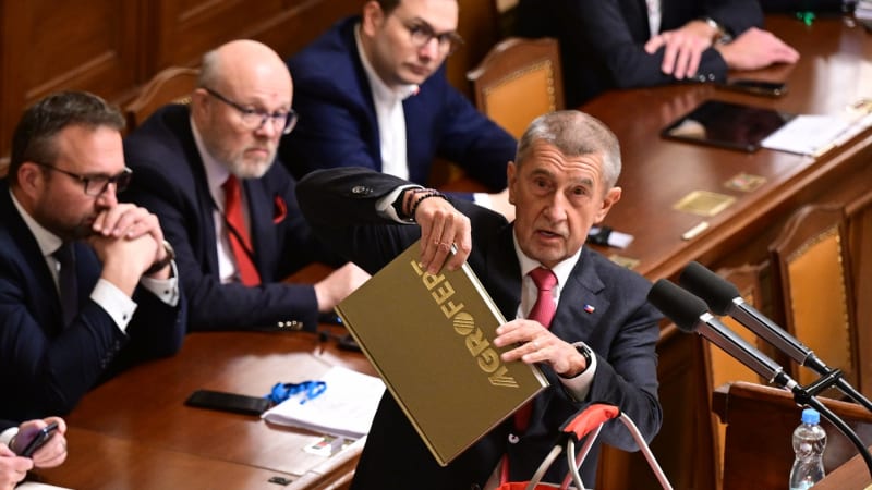 ON-LINE: Babiš se rozplakal, když mluvil o synovi. Následoval potlesk i pískot