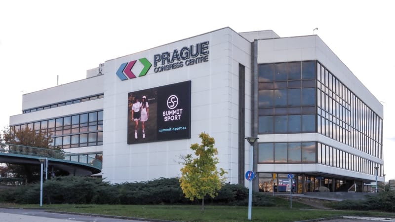 Chaos a tlačenice na Vyšehradě, několik dětí omdlelo. Na školním veletrhu zasahují záchranáři