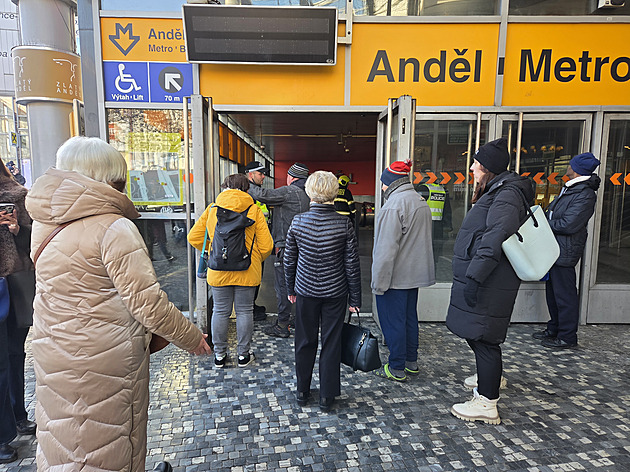 Ve stanici metra Anděl skočila žena pod soupravu, v nemocnici bojuje o život