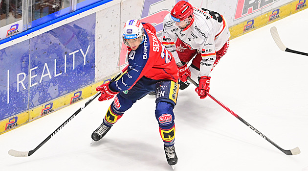 ONLINE: Třinec zvyšuje, Sparta srovnává. Dotahují se i Pardubice v derby s Hradcem