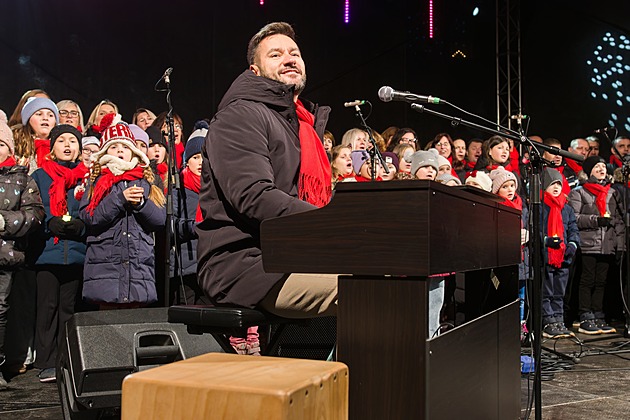 Pozdvižení a nervozita v malé obci. U vánočního stromu zazpíval Ztracený