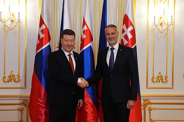 Okamura na první cestě. Na Slovensku poobědvá v parlamentu, sejde se s Ficem