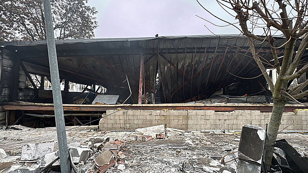 Škoda po požáru pneuservisu ve Strašnicích stoupla na 200 milionů. Hořeli i veteráni