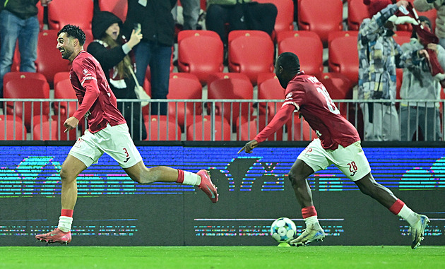 Pardubice - Hradec 1:0, domácí v derby využili Čechovo vyloučení, rozhodl Lurvink