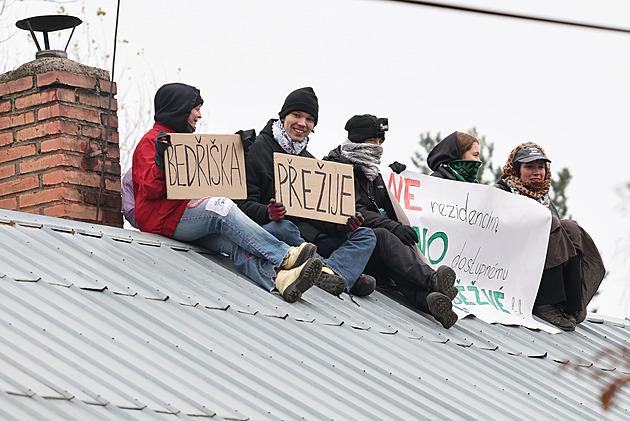 Dům v ostravské Bedřišce jde k zemi. Zajistili ho policisté, aktivisté na střeše nebyli
