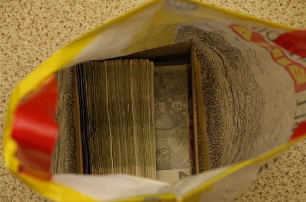 Senior v Břeclavi ztratil tašku s milionem, nálezkyně ji odevzdala strážníkům