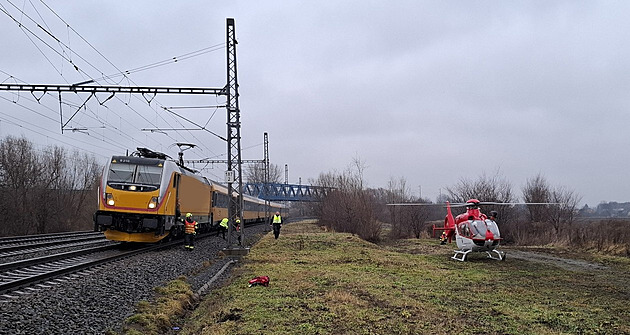 Zázrak na železnici. Muž spadl před přijíždějící vlak, vyvázl téměř nezraněn
