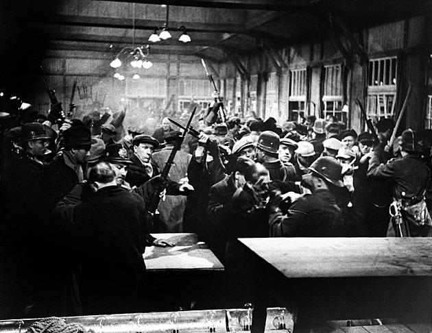 Chtěli moc, tekla krev. Před 105 lety ztratili rudí Lidový dům a změnili Prahu v bojiště