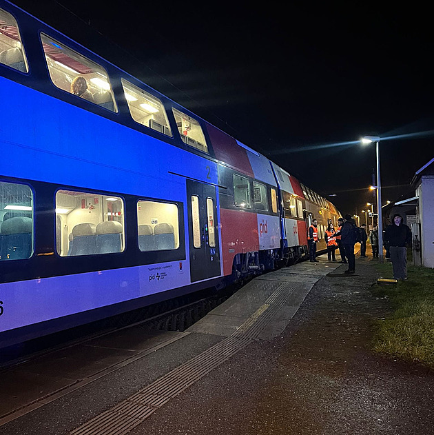 Vlaky u Mnichovic jezdí po obou kolejích, kamení trať vážněji nepoškodilo