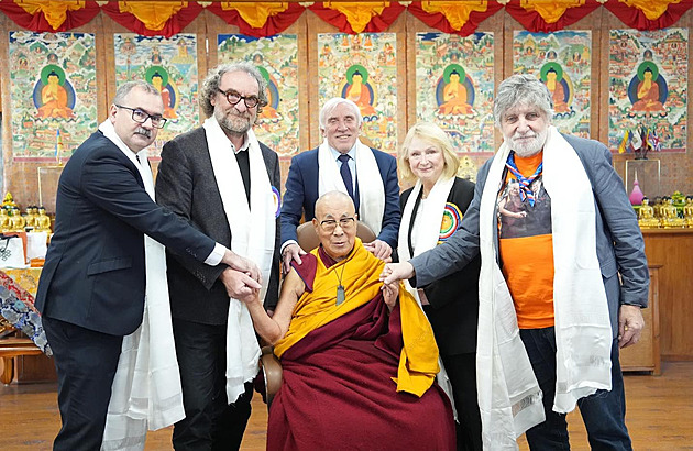 Čeští zákonodárci v Indii navštívili dalajlamu. Předali mu triko s Havlem