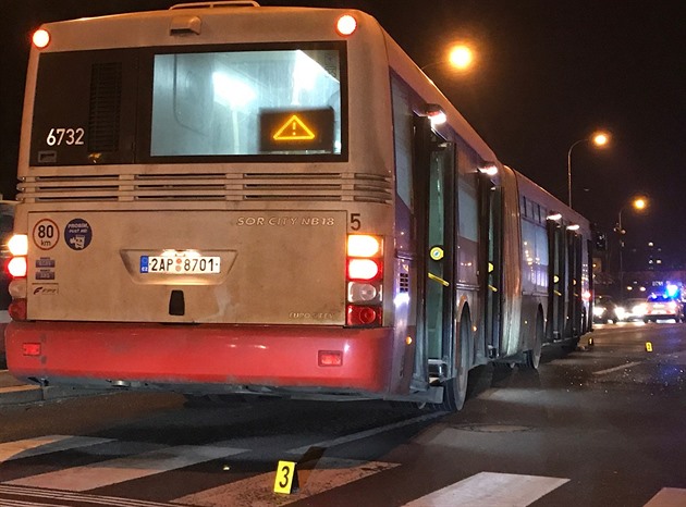 Kolem Barrandovského mostu kolabuje doprava, až desítky minut zpoždění