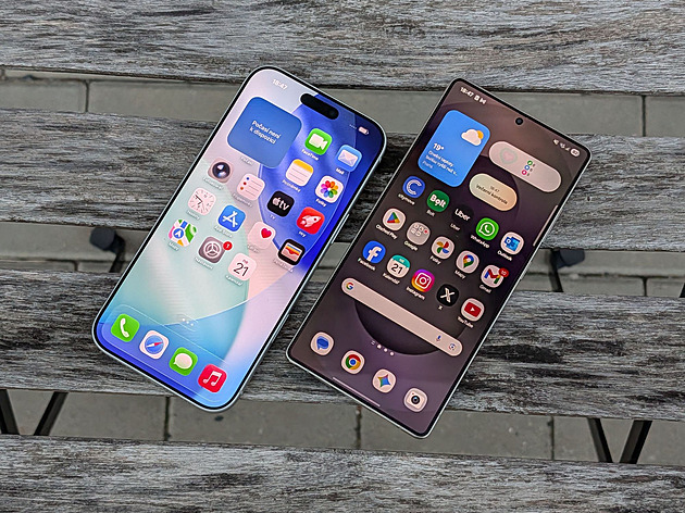 Nejlepší iPhone proti Mobilu roku 2025. Displeje mají parádní oba dva