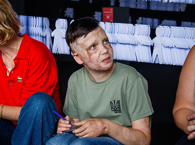 VIDEO: Sál plný emocí. Tlumočnice plakala, když chlapec z Ukrajiny líčil ztrátu matky