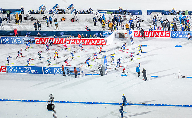 Biatlon ONLINE: Štafeta mužů v Hochfilzenu. Horniga zdržela oprava vleže