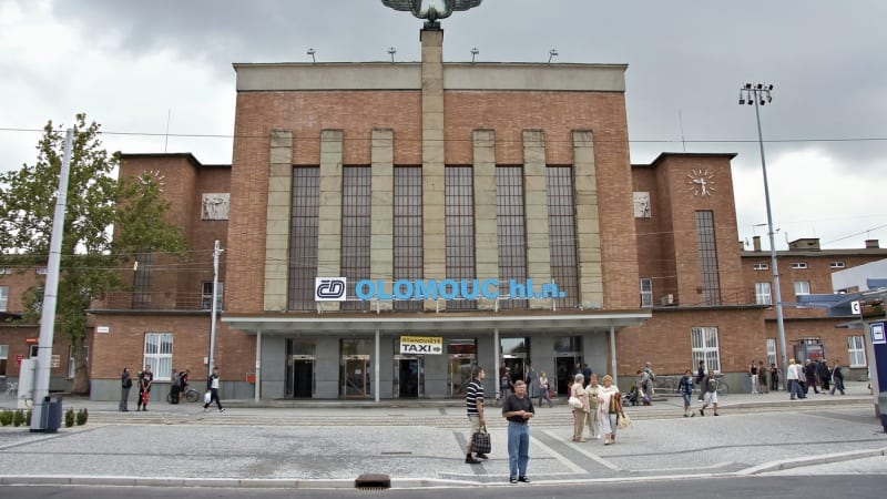 Vlak srazil v Olomouci člověka, na místě zemřel. Náhradní dopravu zajišťují autobusy