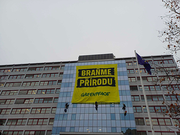 Aktivisté slezli z budovy ministerstva. Macinka doufal, že tam budou do rána