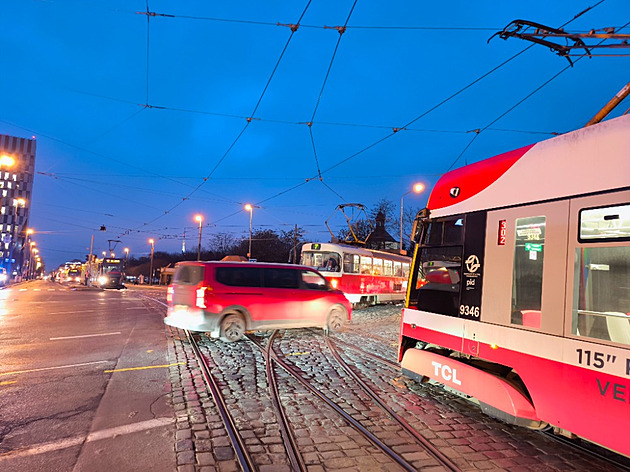 Na Žižkově se srazily tramvaje, dopravní podnik nehodu bleskově vyřešil