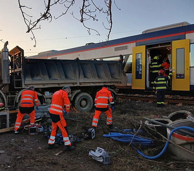 U Vysokého Mýta se srazil vlak s náklaďákem, zraněný je řidič a tři cestující