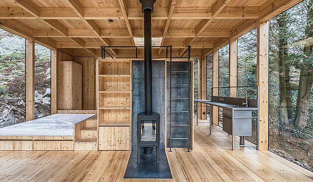 Domek u Třebíče je jako prosklená ptačí budka, stojí jen na sloupcích