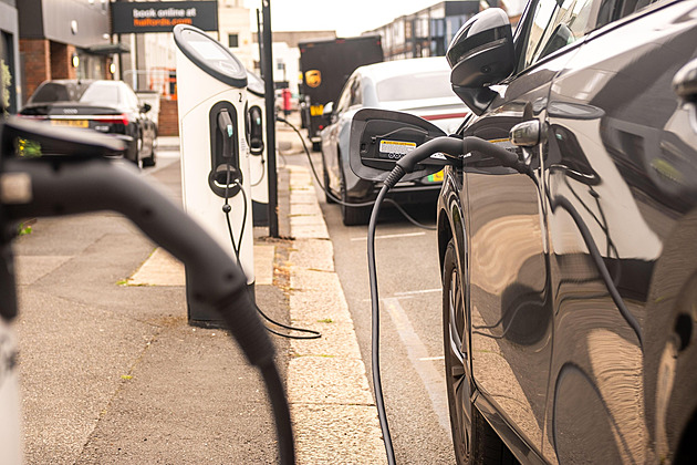 Éra jízd zadarmo v Británii končí. Nové zdanění elektromobilů mění pravidla