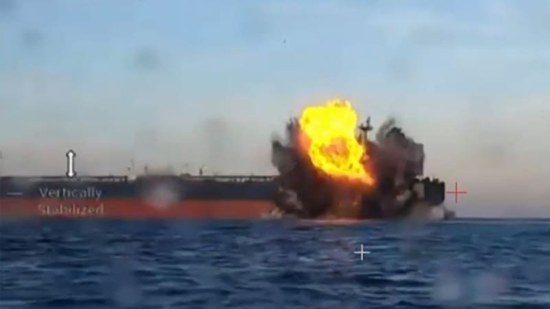 Ukrajinci poprvé trefili tanker ruské stínové flotily ve Středozemním moři. Je poškozen