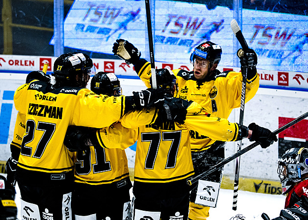 Třinec uspěl v prodloužení, Sparta padla v Litvínově. Jágr byl při návratu u porážky