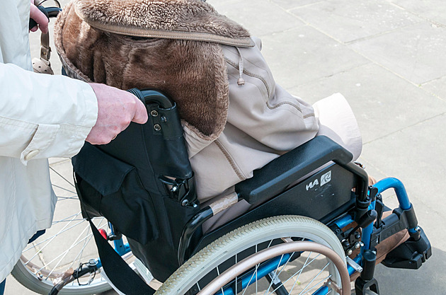 Rodina provezla na palubu mrtvou babičku, tvrdí pasažéři. Letadlo se vracelo