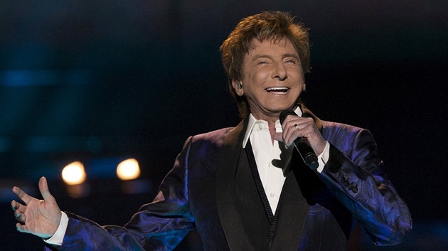 Mám rakovinu plic a musím na operaci, oznámil zpěvák Barry Manilow
