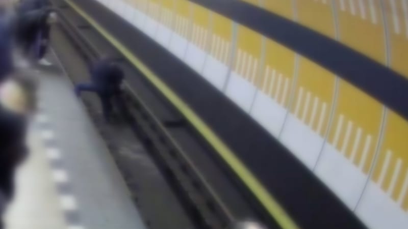Dívka se pokusila zabít v pražském metru. Z kolejiště ji zachránili cestující, ukazuje video