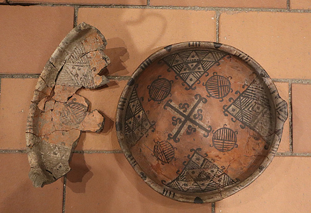 Archeologové po 120 letech našli zbytek vzácné mísy. Pravidla však brání jejímu spojení