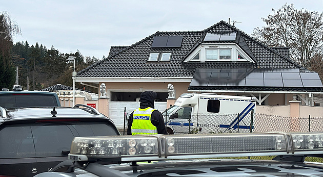 Policie zadržela a obvinila Vémolu, u něj doma zasahovala kvůli drogám