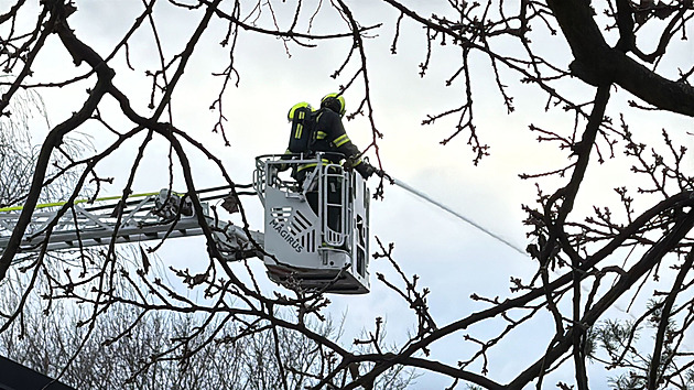 V Hostivici u Prahy hořel bungalov, jeden člověk skončil v péči záchranářů