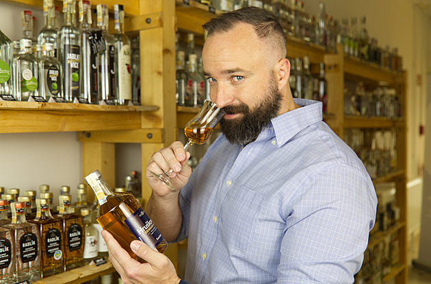 Výběr daně z lihu letos klesne o dvě miliardy, varuje prodejce