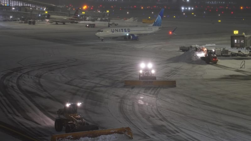 Tisíce zrušených či zpožděných letů: USA paralyzovala sněhová bouře