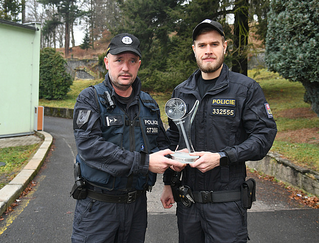 Při požáru zachránili desítky seniorů. Dramata přitahujeme, vyprávějí policisté