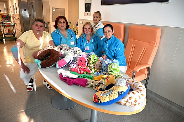 Mají sílu uzdravovat. Spolek seniorů plete pomůcky pro nemocnice a dětské domovy