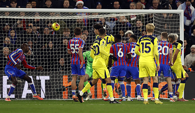 Tottenham v derby porazil Crystal Palace, Sunderland remizoval s Leedsem