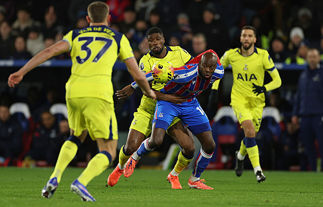 Tottenham v derby porazil Crystal Palace, Sunderland remizoval s Leedsem