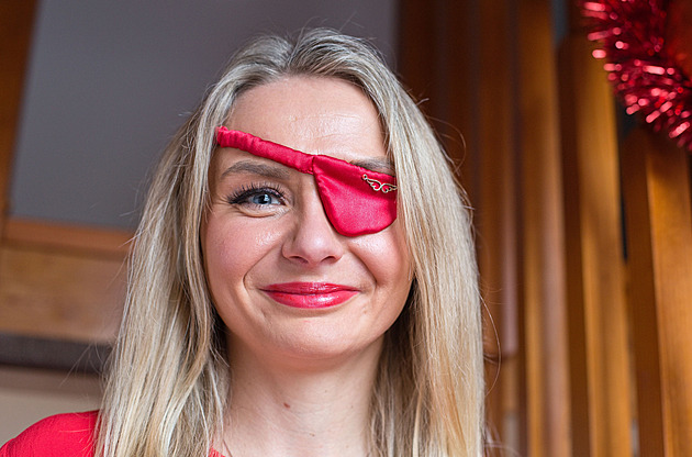 Po děsivé nehodě přišla o oko. Páska je koruna krásy, říká žena. Šije i pro jiné