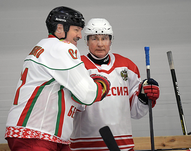 Diktátor na zádech. Hokejista při zápase srazil Lukašenka, záběry kolují po sítích