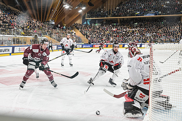 ONLINE: Sparta hraje čtvrtfinále Spengler Cupu, Kanada se dočkala vyrovnání