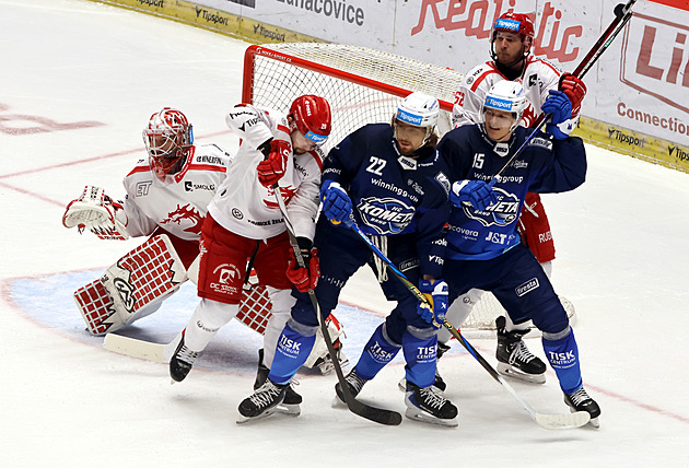 ONLINE: Třinec vede nad Kometou, Vary hrají na Kladně. Pardubice čelí Litvínovu