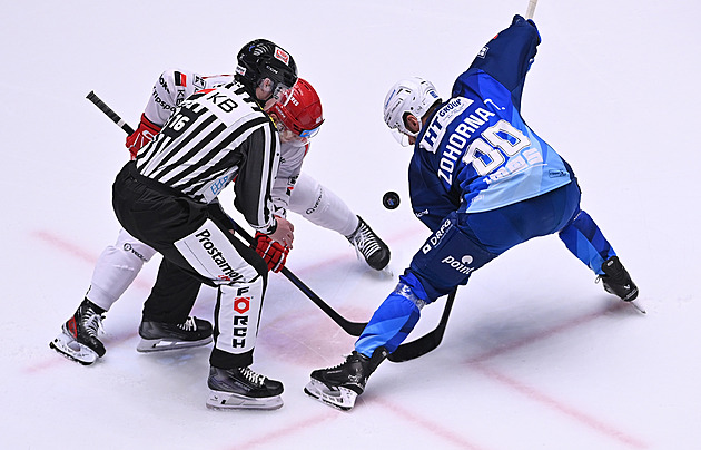 ONLINE: V Třinci rozhodují nájezdy. Pardubice vedou, Kladno otáčí proti Varům