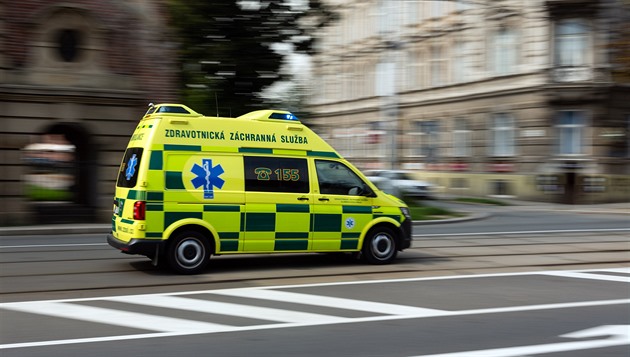 Řidič dostal v Jihlavě smyk a vjel do chodců. Tři skončili v nemocnici