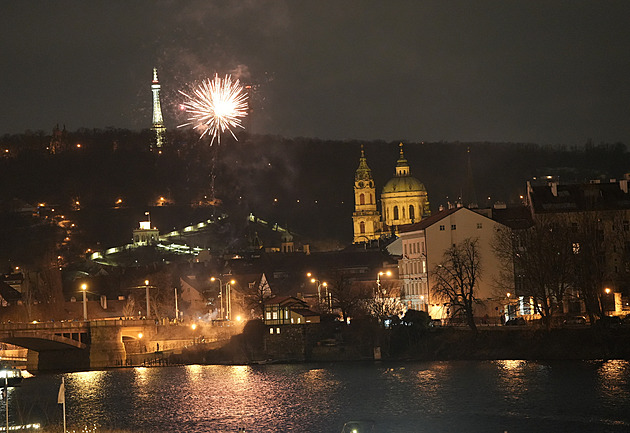 Jak se slavil příchod nového roku v centru Prahy? Na zákaz pyrotechniky se nedbalo